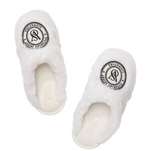 NWT Victoria’s secret Signature white faux fur Slippers size L